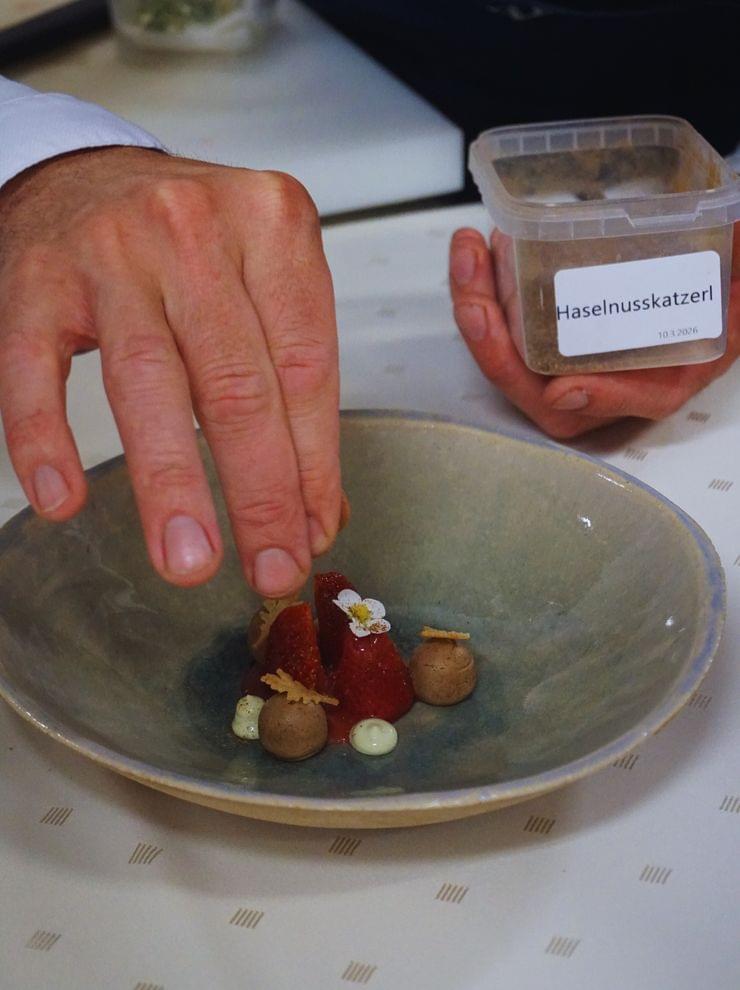 Gourmet-Dessert mit Erdbeern wird mit Haselnusskatzerl verfeinert