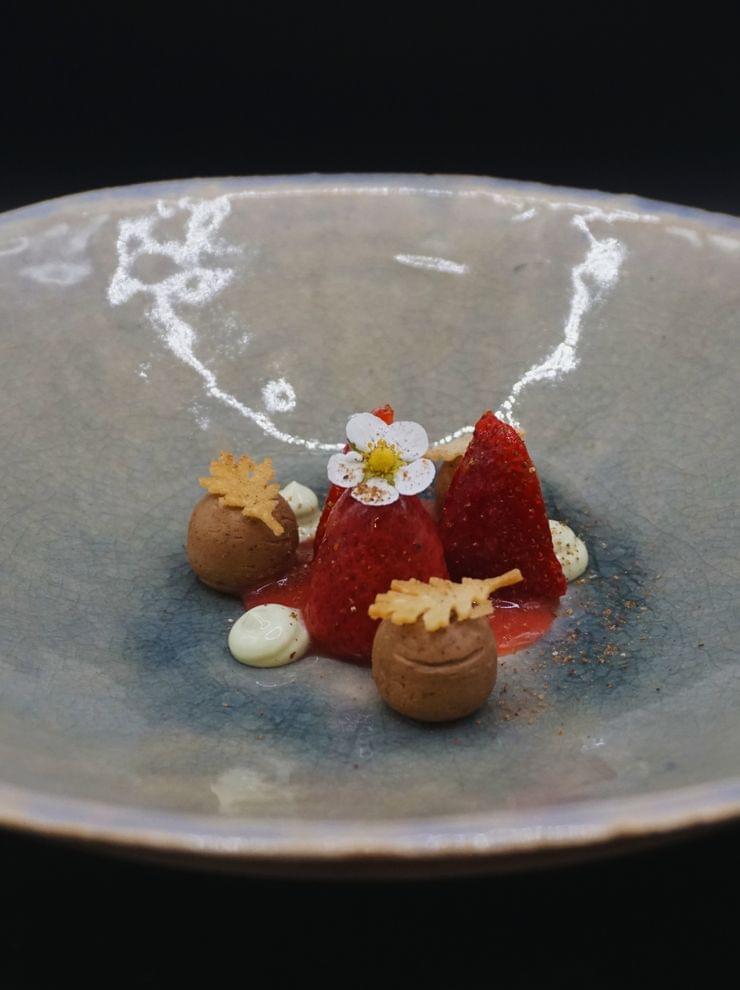 Dessert mit Erdbeeren und selbstgemachtem Nougat
