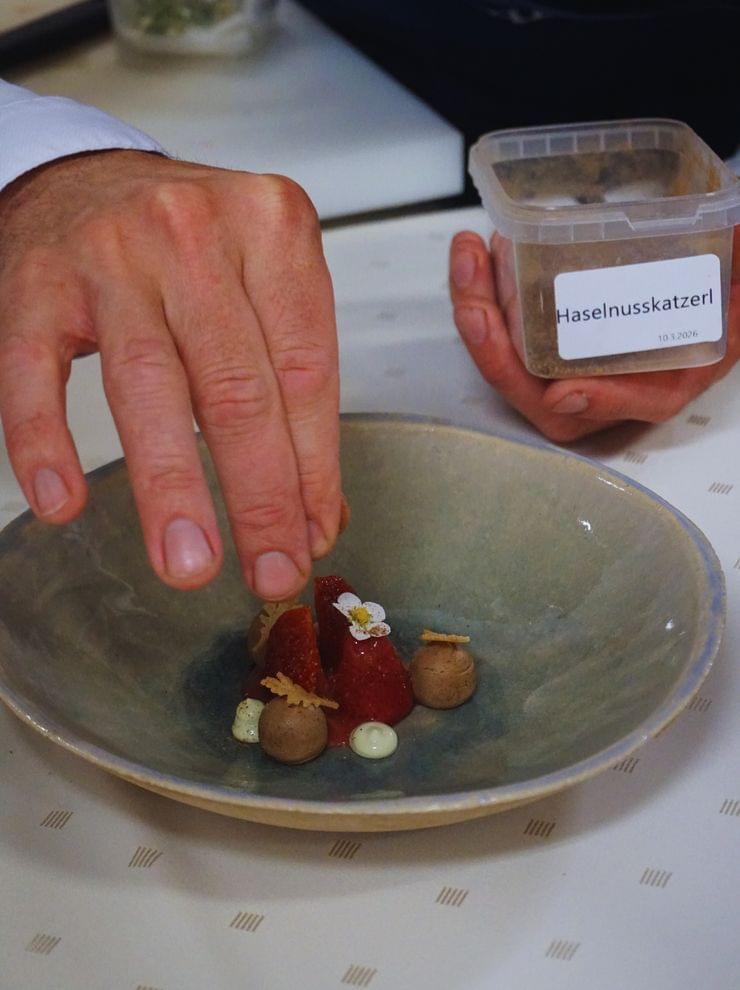 Gourmet-Dessert mit Erdbeern wird mit Haselnusskatzerl verfeinert