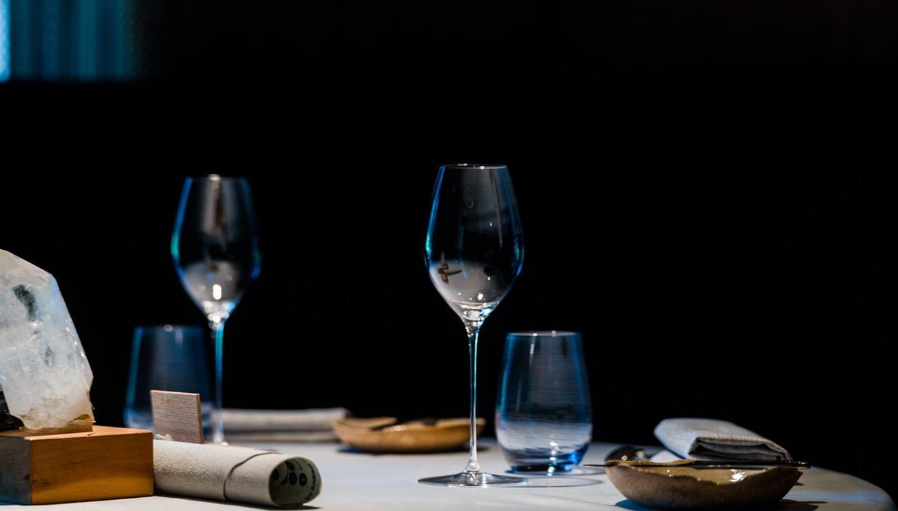 Elegante Restauranttischdekoration mit Weingläsern, Wassergläsern und Leinenservietten