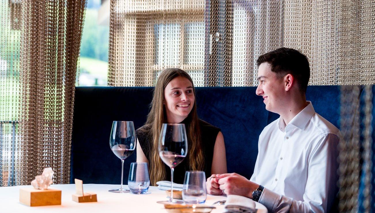 Paar genießt romantisches Abendessen in elegantem Restaurantambiente