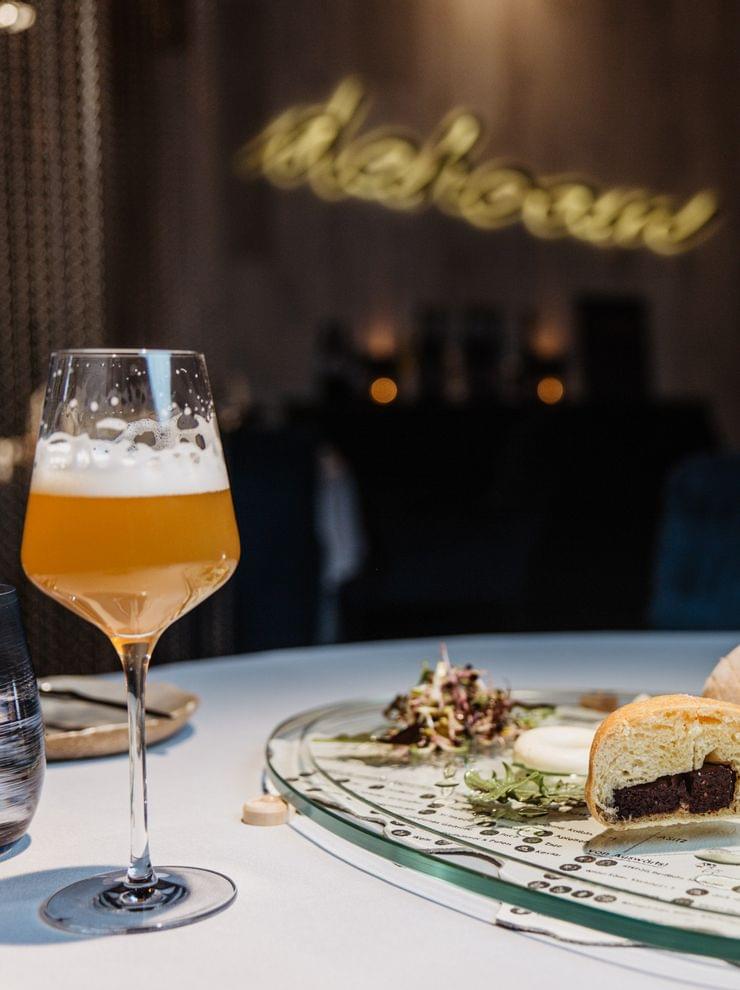 Gourmet-Verkostungsmenü mit Craft-Bier und eleganter Präsentation im gehobenen Restaurant